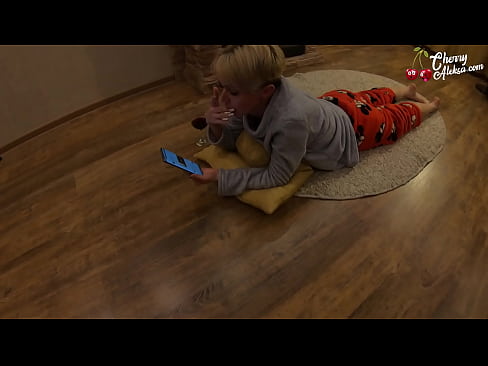 ❤️ پاگل سنہرے بالوں والی چوسنے والی بڑی ڈک چوسنا اور اس پر شیخی - مقعد جنسی ہم پر  ❌️